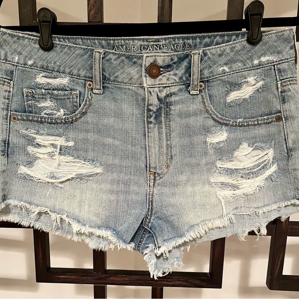 WOMEN’S (NWT) AMERICAN EAGLE DISTRESSED SHORT, MEDIUM INDIGO DENIM, SIZE 10